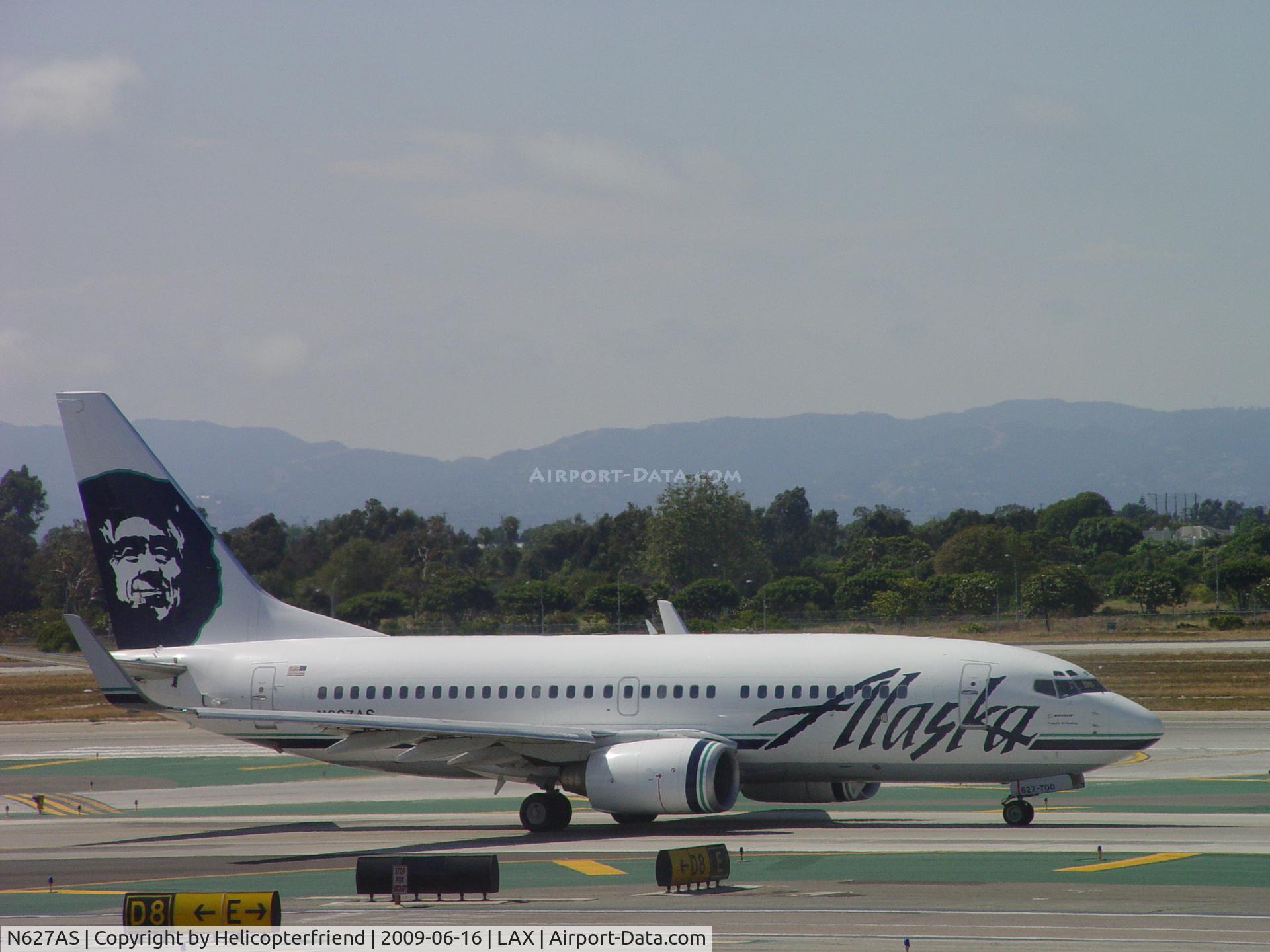 N627AS, 2001 Boeing 737-790 C/N 30794, Taxiing for take off