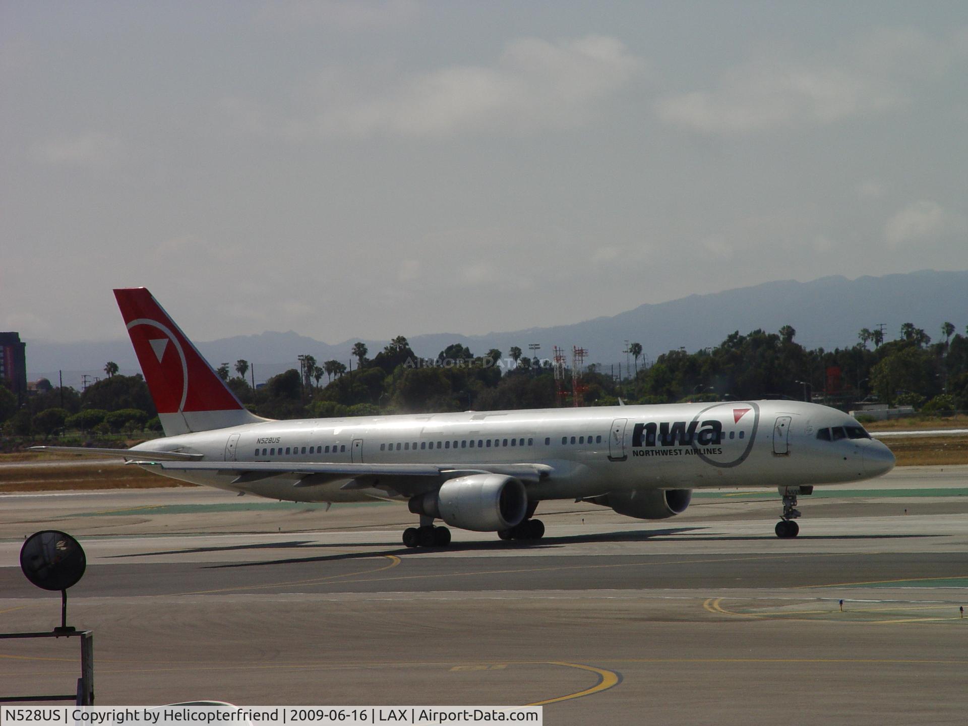 N528US, 1987 Boeing 757-251 C/N 23843, Taxiing for take off 24L