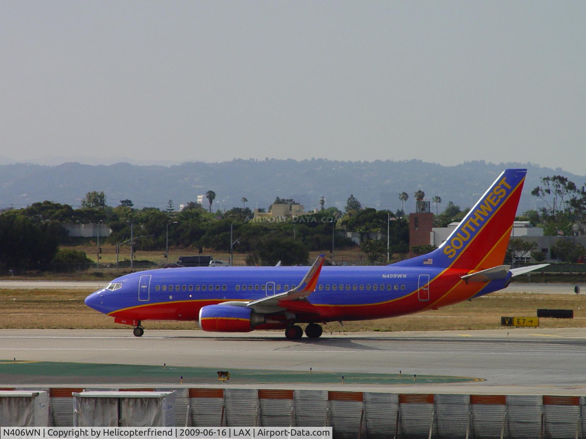 N406WN, 2001 Boeing 737-7H4 C/N 27894, Grand Daughters ride to Kansas, waiting to take off