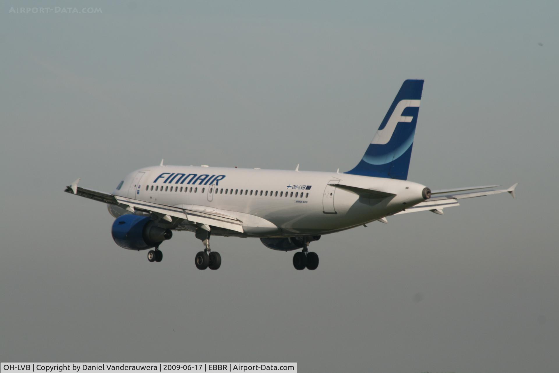 OH-LVB, 1999 Airbus A319-112 C/N 1107, flight AY811 is descending to rwy 25L