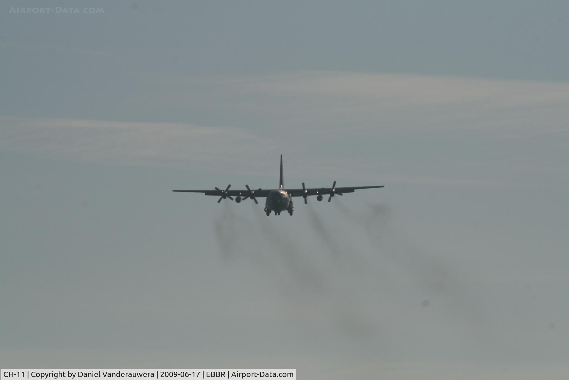 CH-11, Lockheed C-130H Hercules C/N 382-4482, arrival of a smokey fellow