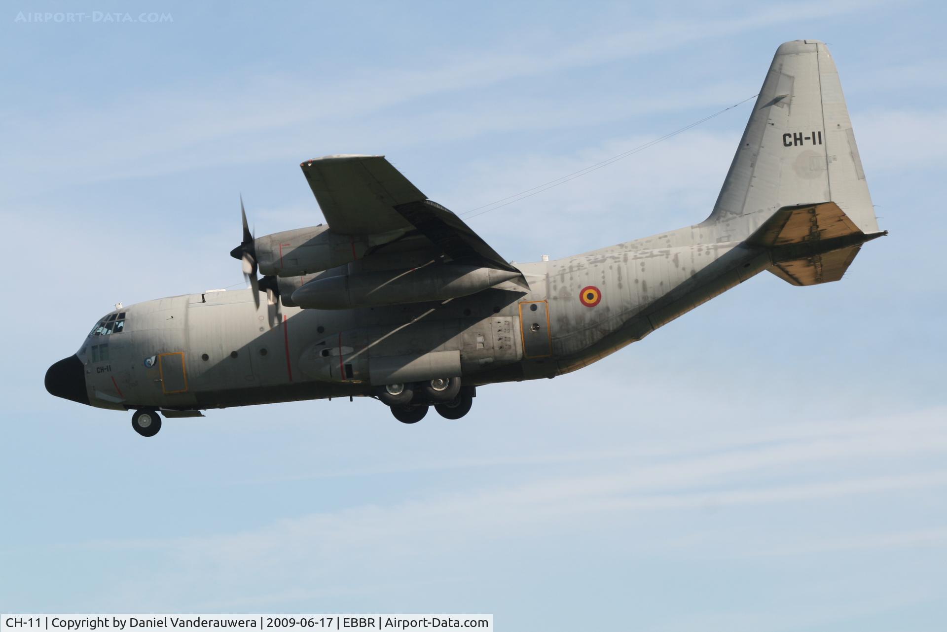CH-11, Lockheed C-130H Hercules C/N 382-4482, descending to rwy 25L