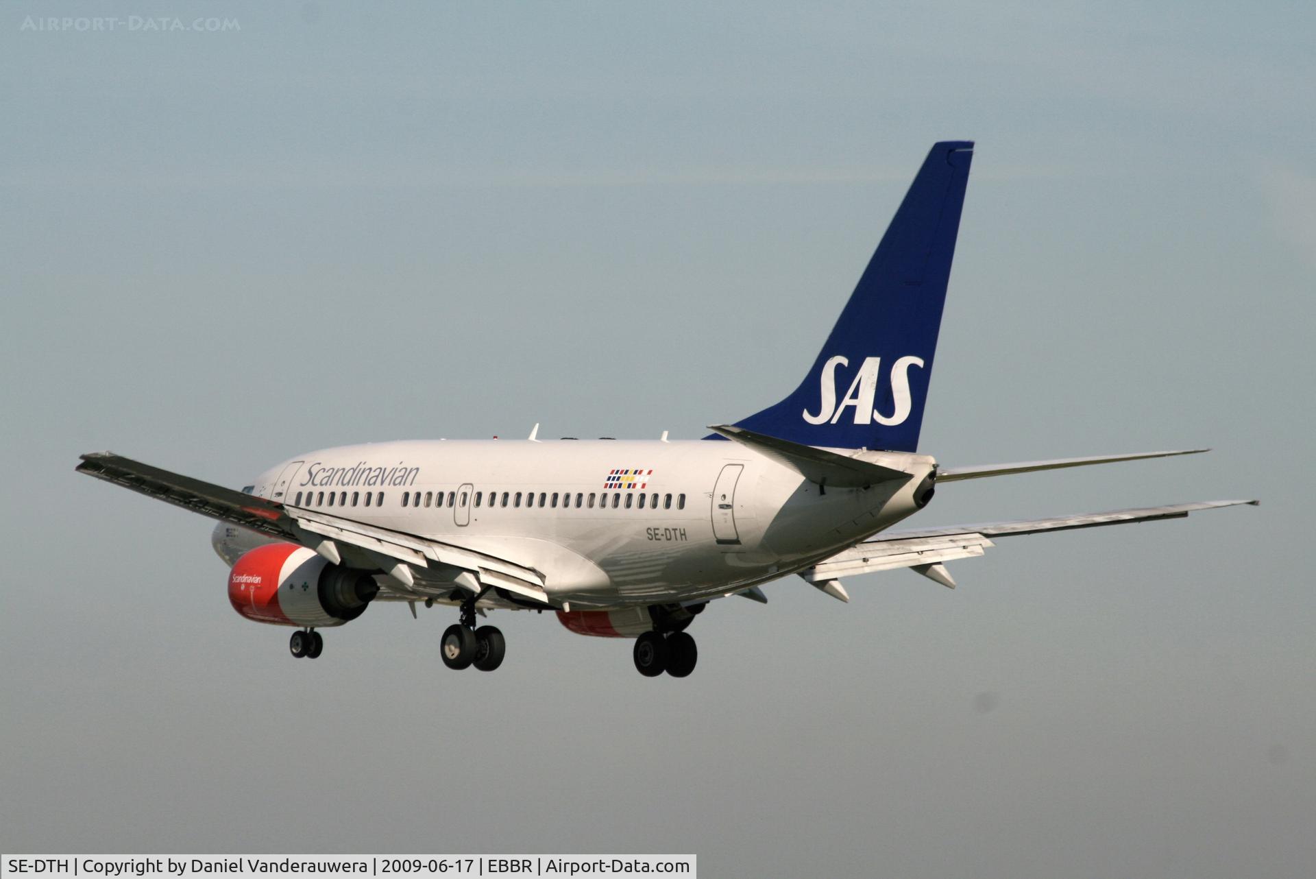 SE-DTH, 1999 Boeing 737-683 C/N 28313, several seconds before landing on rwy 25L