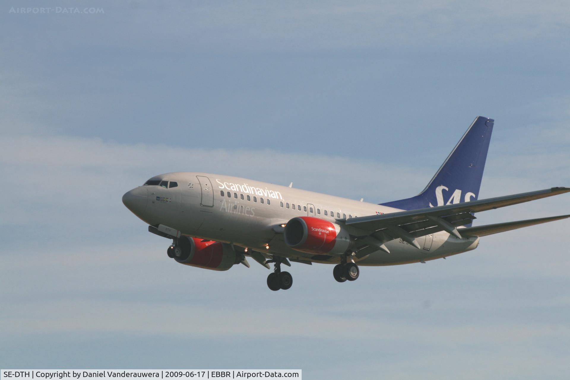 SE-DTH, 1999 Boeing 737-683 C/N 28313, arrival of flight SK589 to rwy 25L