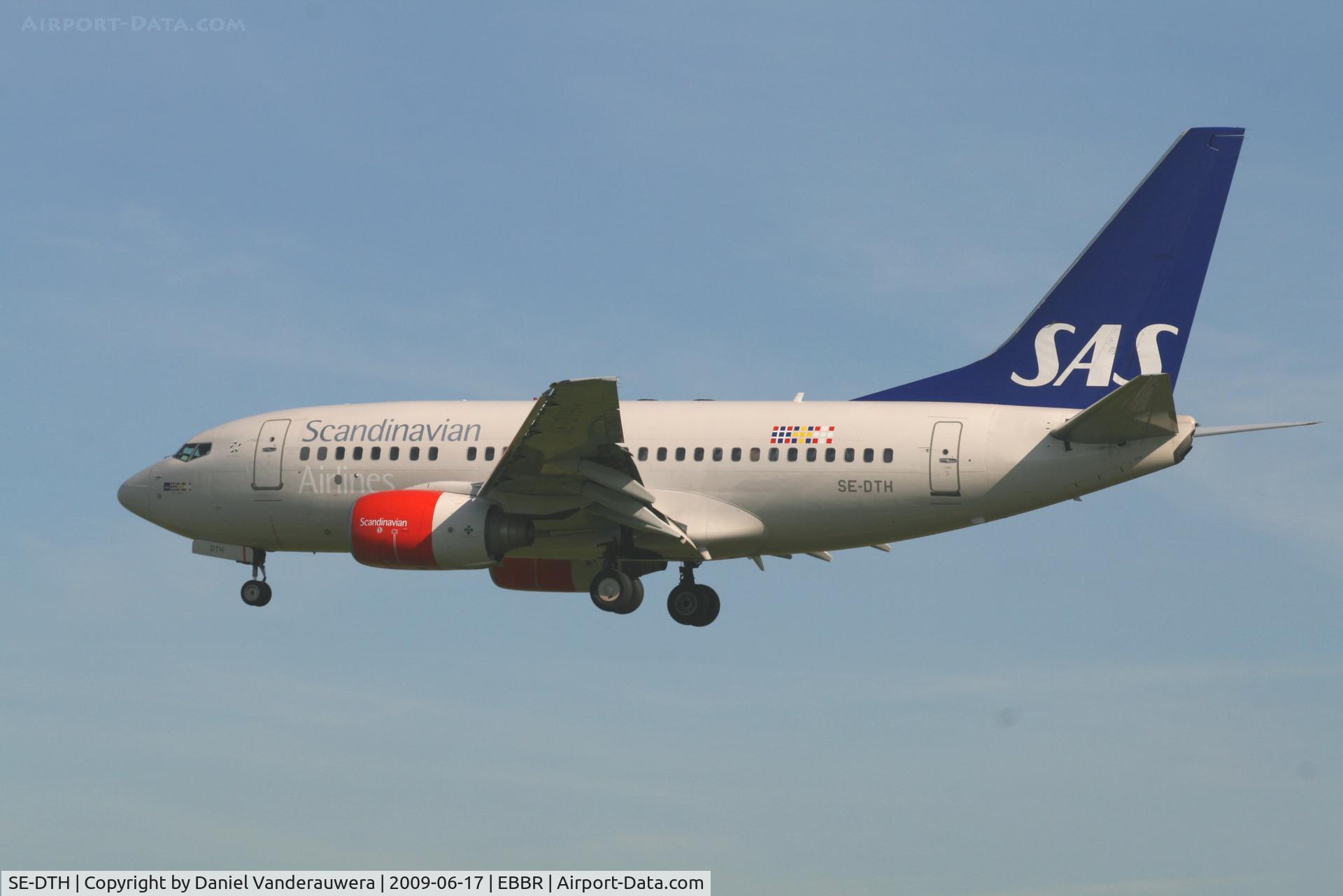 SE-DTH, 1999 Boeing 737-683 C/N 28313, flight SK589 is descending to rwy 25L