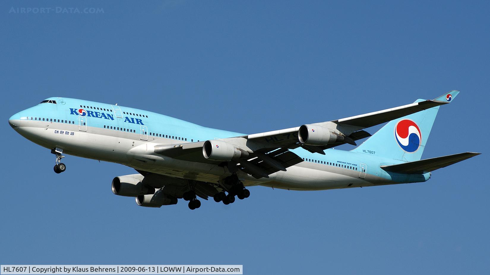 HL7607, 1989 Boeing 747-4B5 C/N 24198, Korean Air landing at Vienna Airport on rw 34.