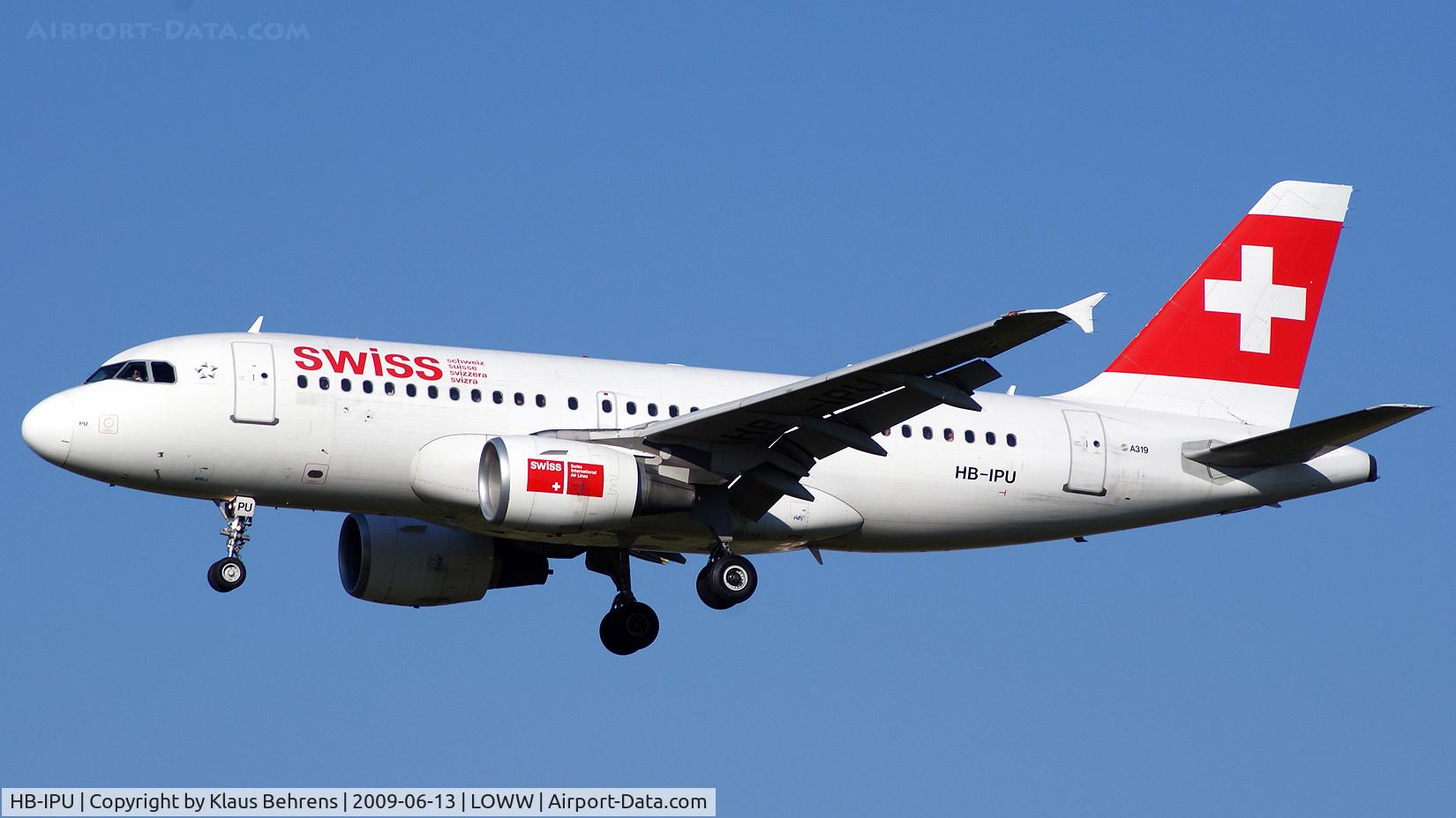 HB-IPU, 1997 Airbus A319-112 C/N 713, Swiss in it's nice snwoy white landing in Vienna.