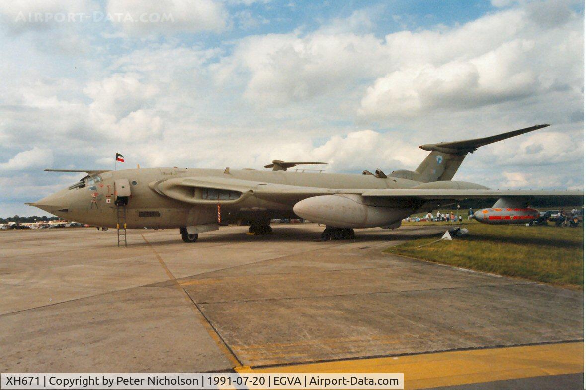 XH671, 1960 Handley Page Victor K.2 C/N HP80/56, Another view of the 55 Squadron Victor K.2 on display at the 1991 Intnl Air Tattoo at RAF Fairford.