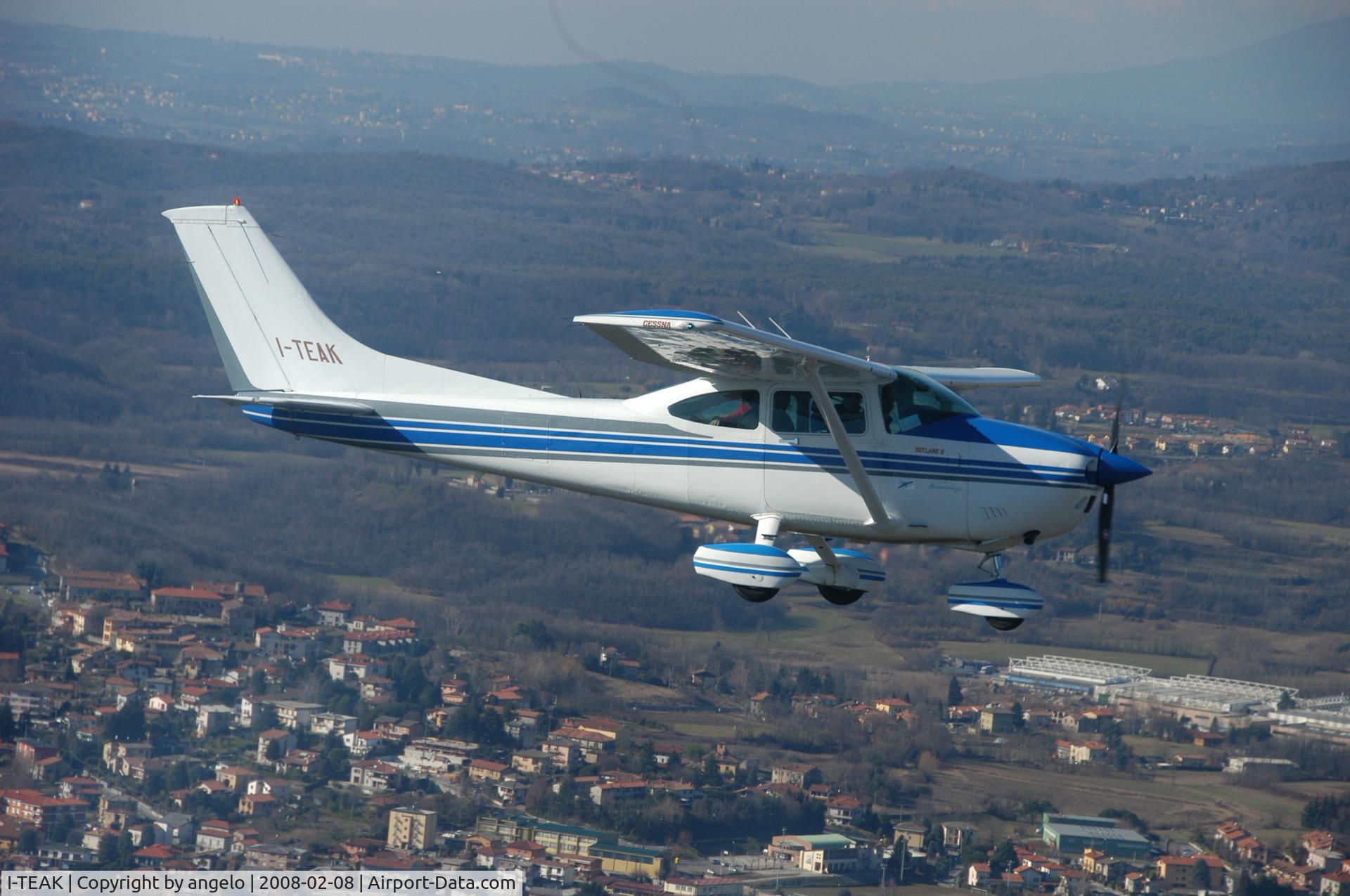 I-TEAK, 1982 Cessna 182R Skylane C/N 18268246, in flight