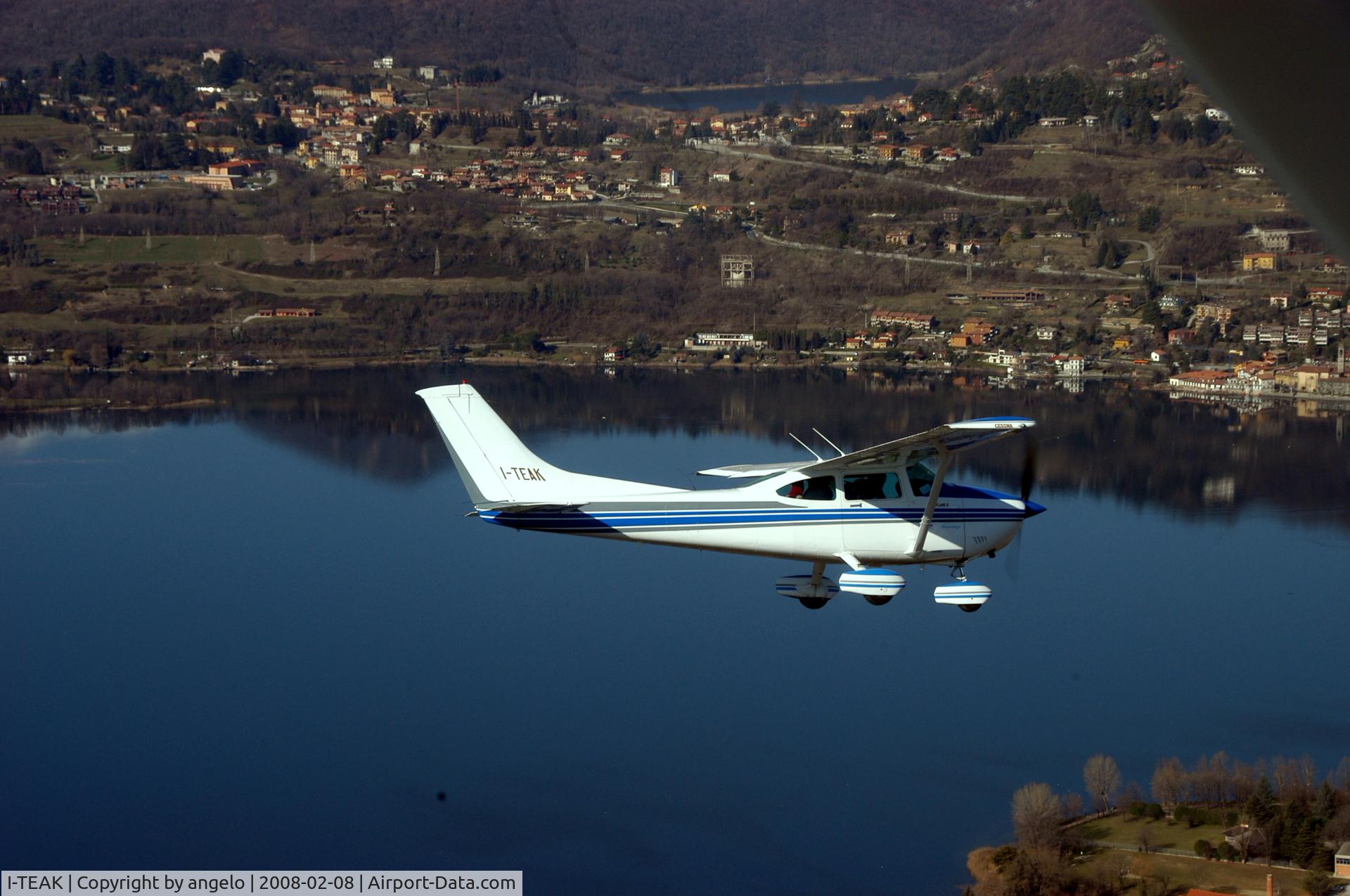 I-TEAK, 1982 Cessna 182R Skylane C/N 18268246, in flight
