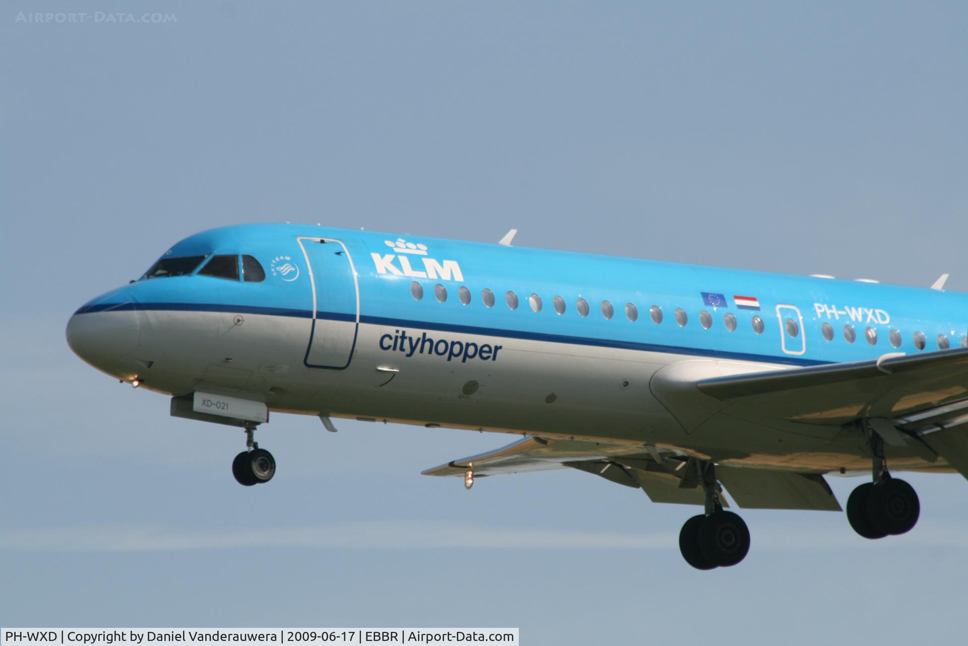 PH-WXD, 1995 Fokker 70 (F-28-0070) C/N 11563, flight KL1723 is descending to rwy 25L