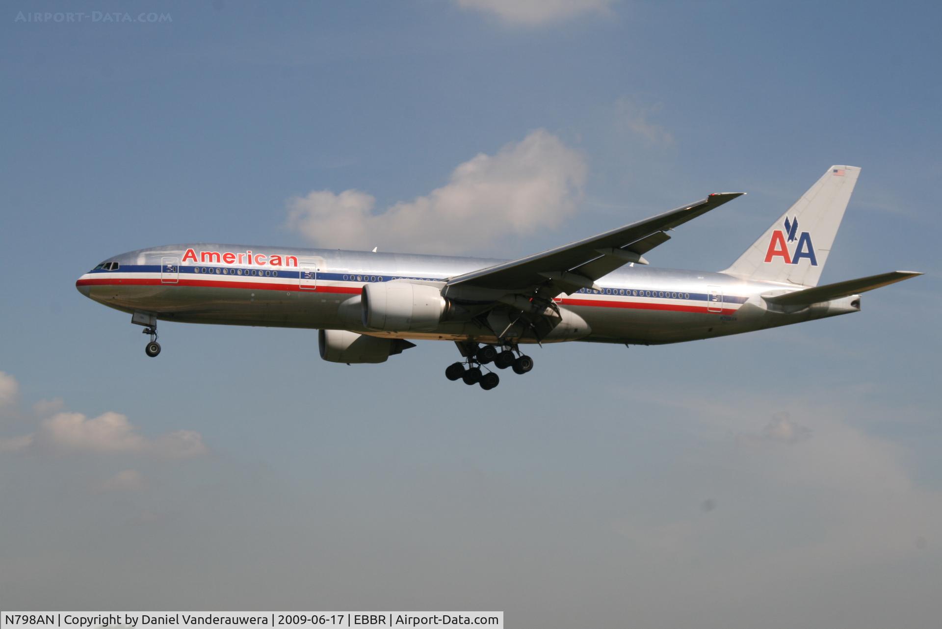 N798AN, 2001 Boeing 777-223 C/N 30797, arrival of flight AA088 to rwy 25L