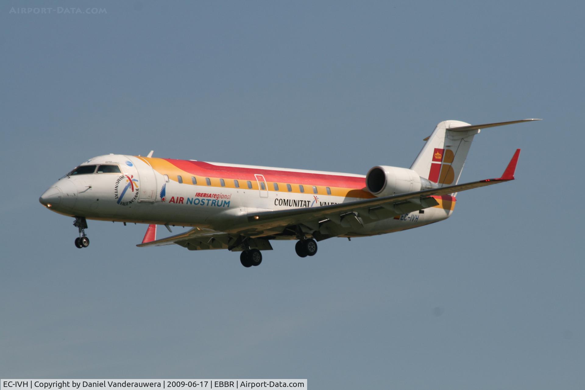 EC-IVH, 2004 Bombardier CRJ-200ER (CL-600-2B19) C/N 7915, arrival of flight IB8090 to rwy 25L