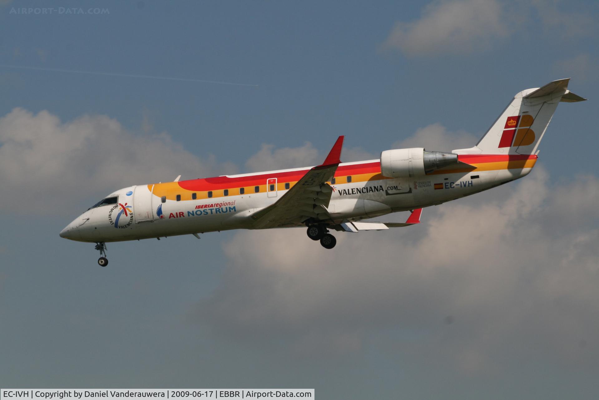 EC-IVH, 2004 Bombardier CRJ-200ER (CL-600-2B19) C/N 7915, descending to rwy 25L