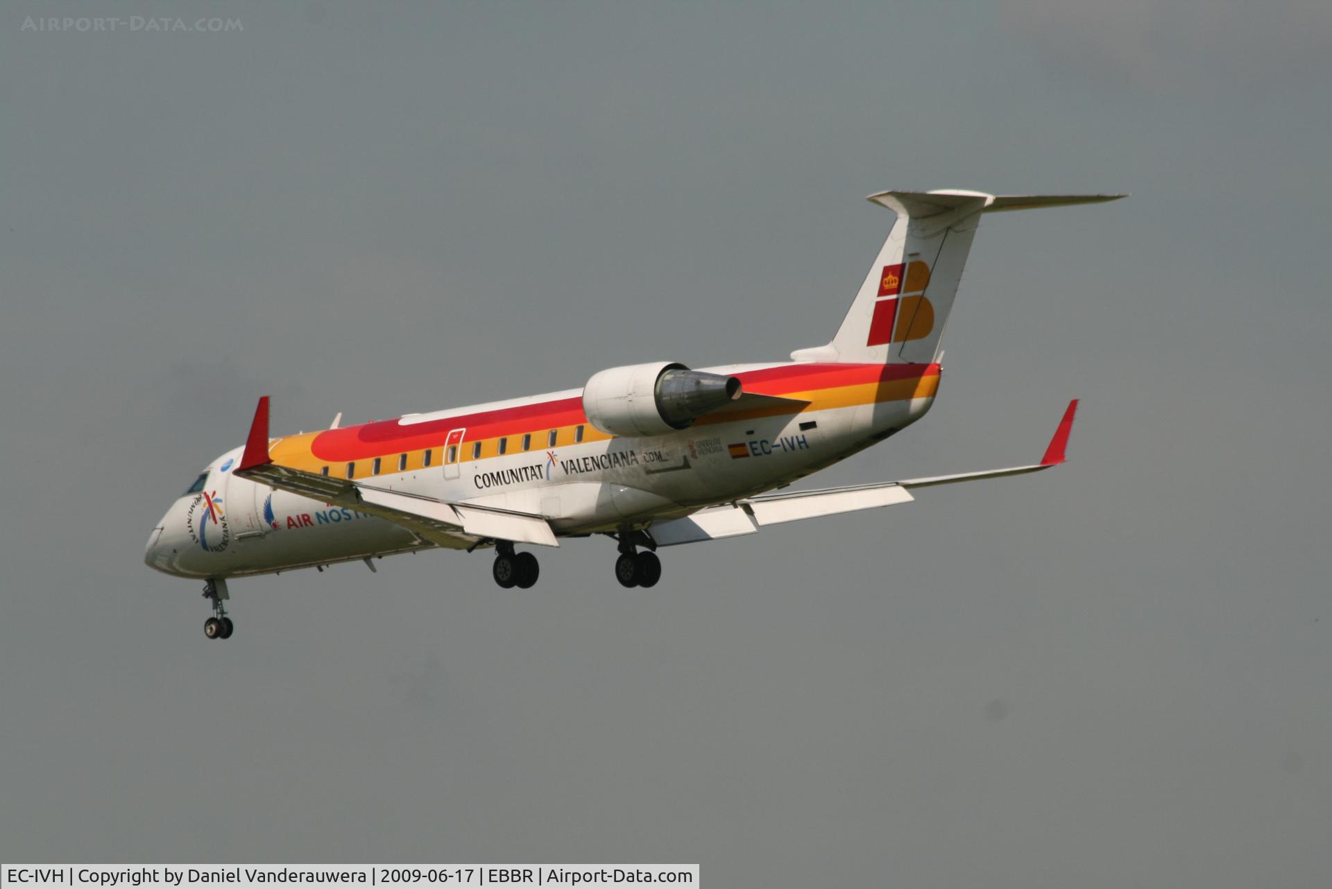 EC-IVH, 2004 Bombardier CRJ-200ER (CL-600-2B19) C/N 7915, flight IB8090 is descending to rwy 25L