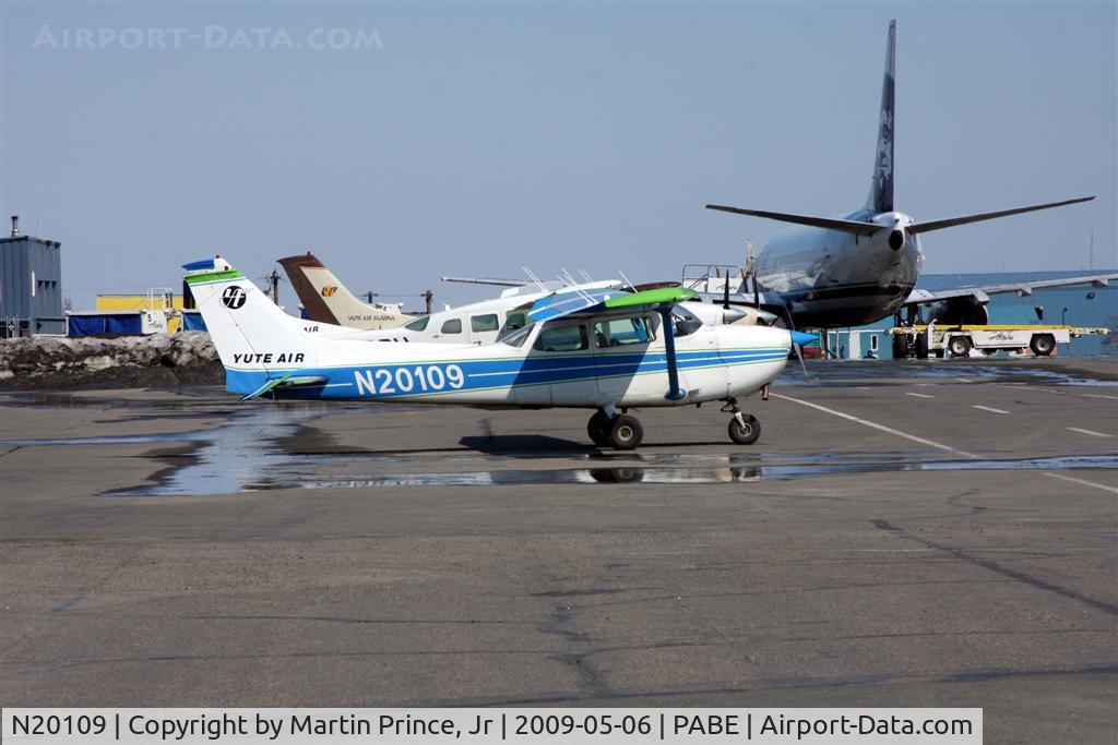 N20109, 1972 Cessna 172M C/N 17261017, Waiting for another flight