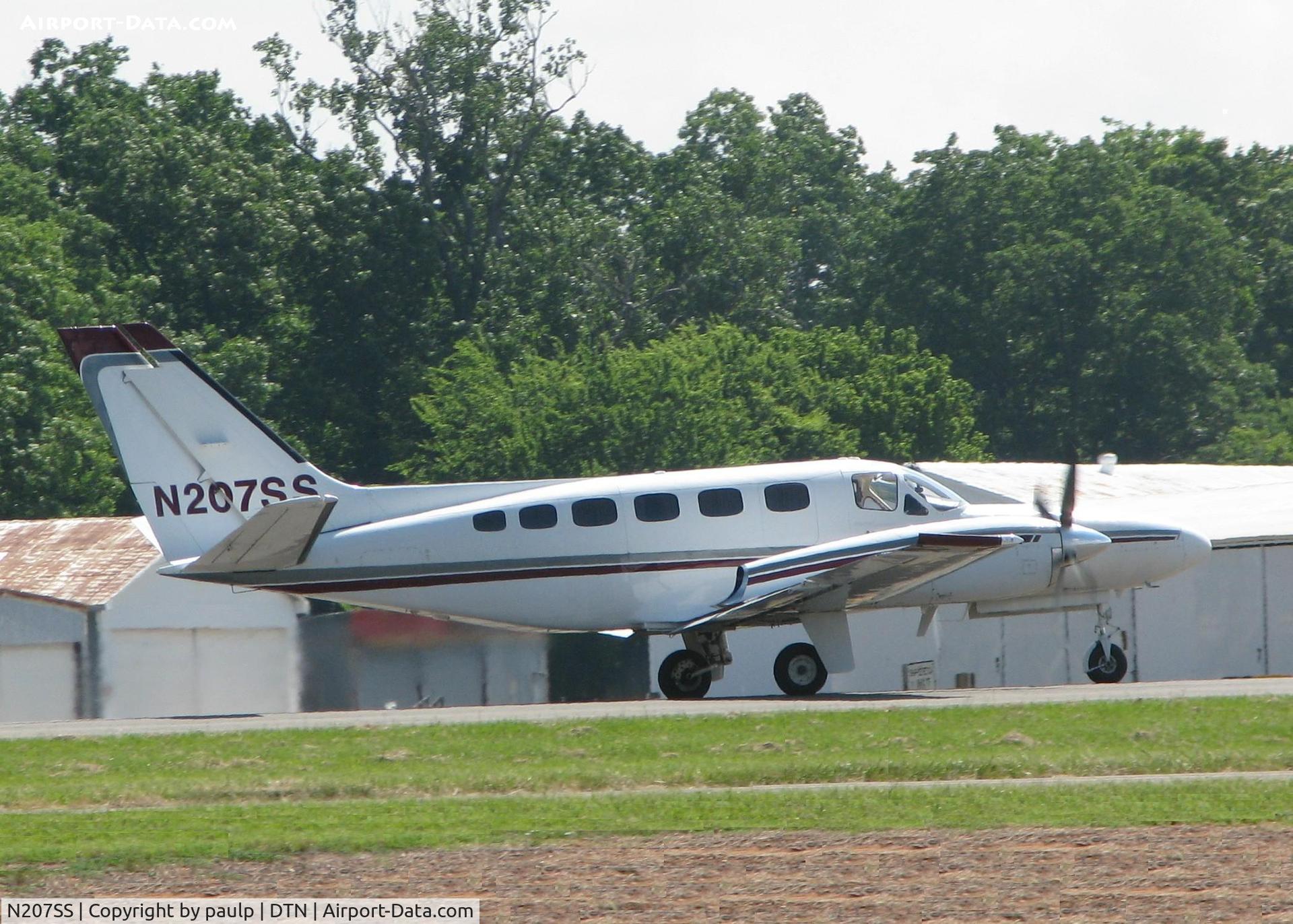 N207SS, 1980 Cessna 441 Conquest II C/N 441-0136, Rolling for take off at the Shreveport Downtown airport.
