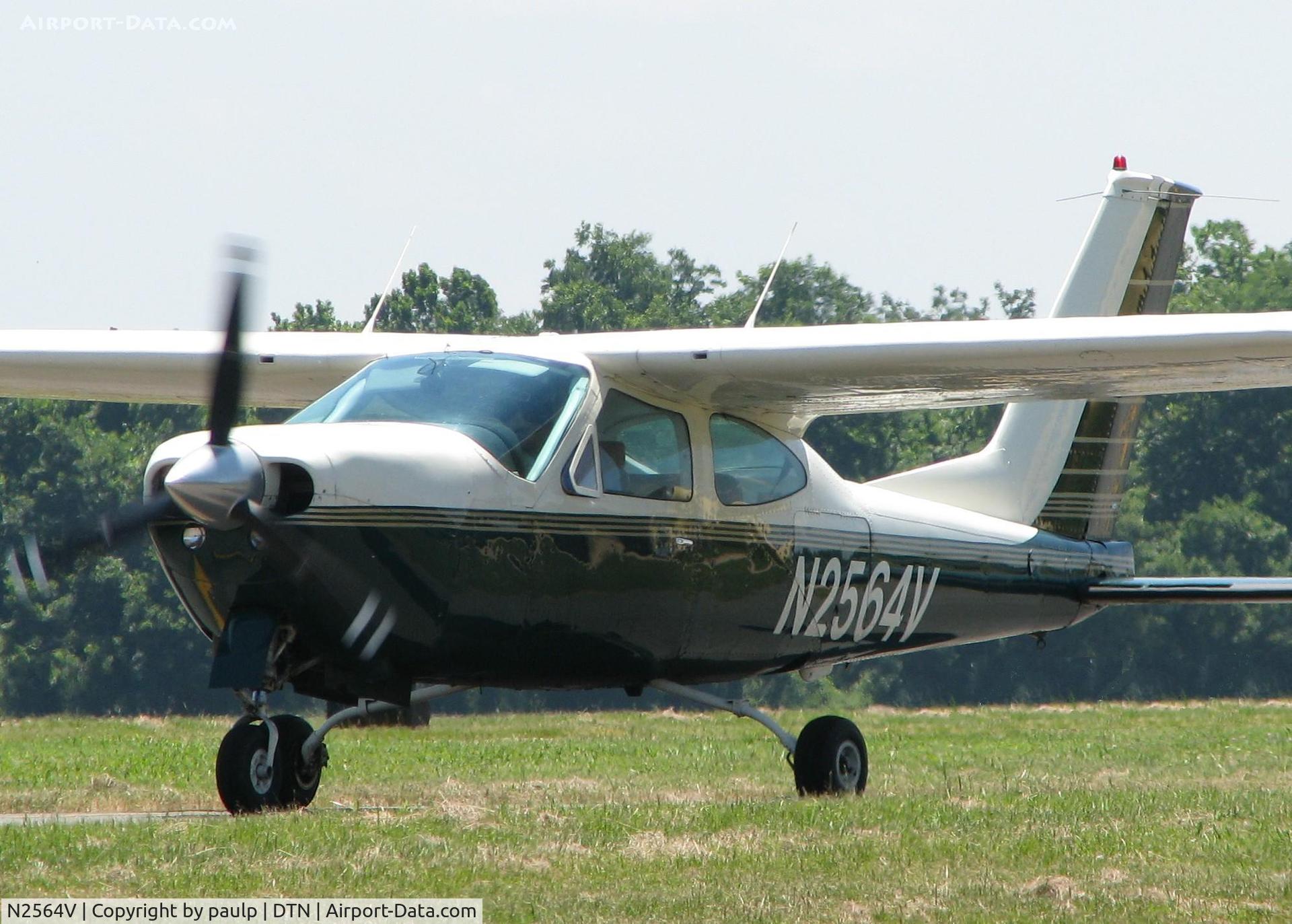 N2564V, 1974 Cessna 177RG Cardinal C/N 177RG0617, Taxiing to runway 14 for take off at the Shreveport Downtown airport.