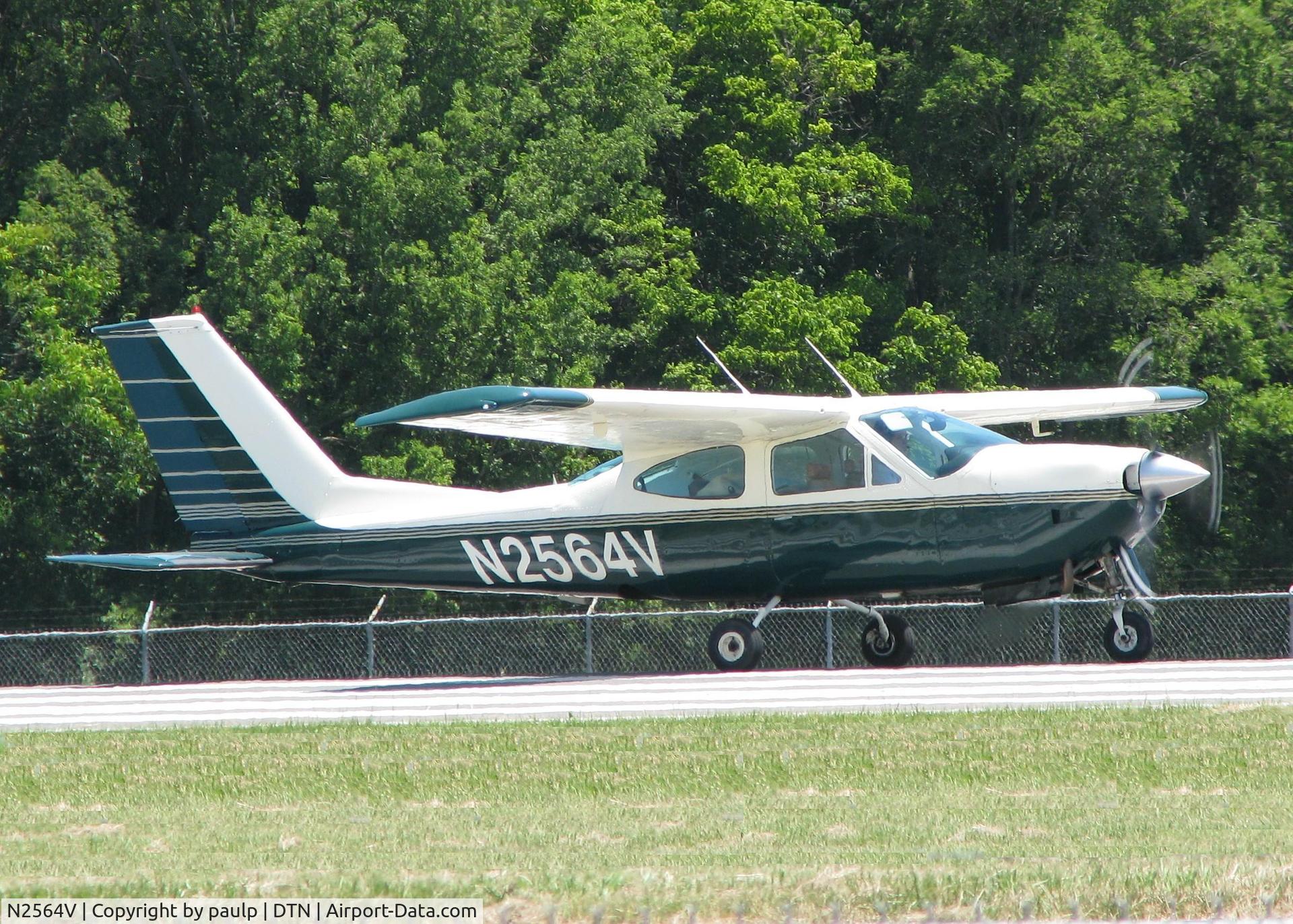 N2564V, 1974 Cessna 177RG Cardinal C/N 177RG0617, Starting to roll for take off on 14 at Downtown Shreveport.