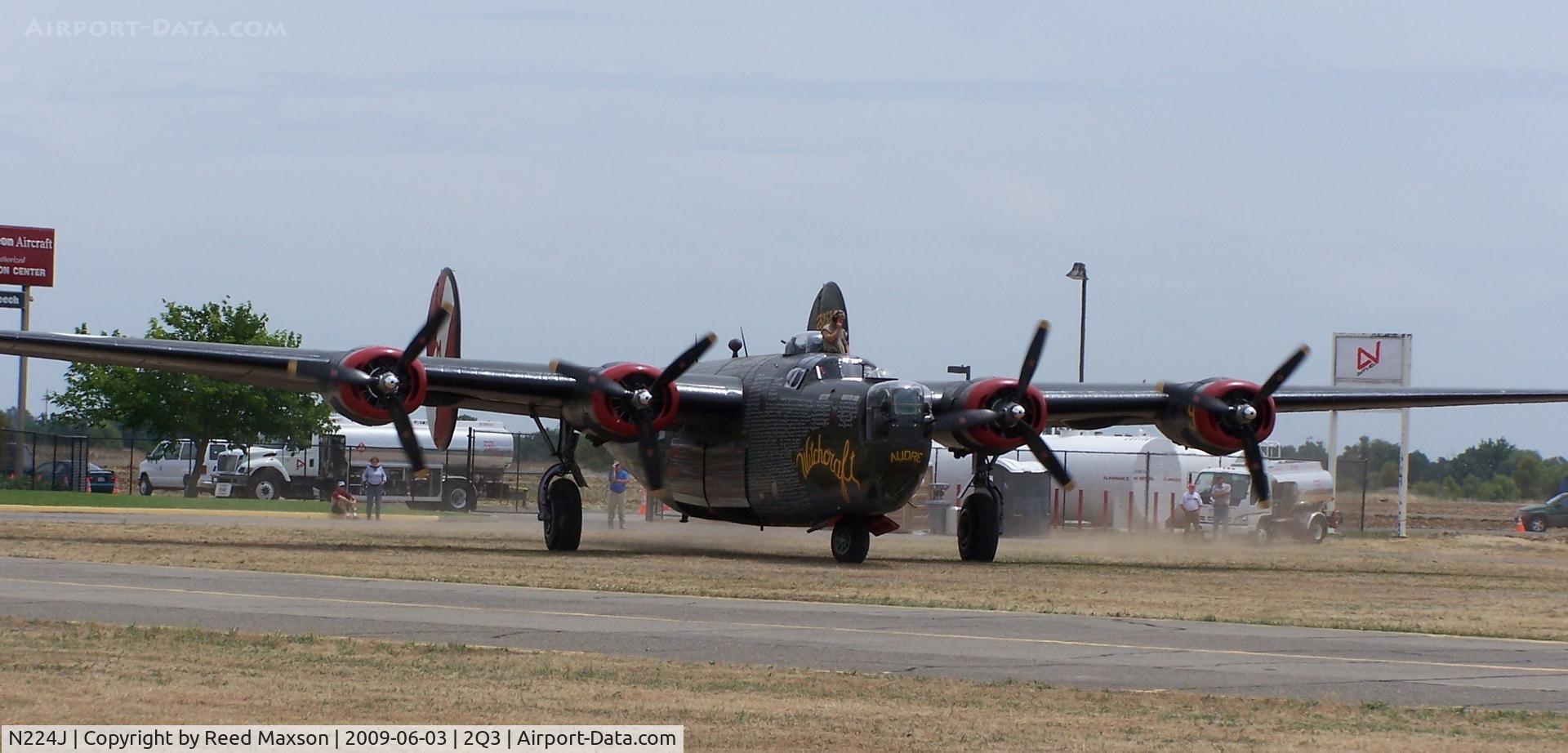 N224J, 1944 Consolidated B-24J-85-CF Liberator C/N 1347 (44-44052), Begin taxiing