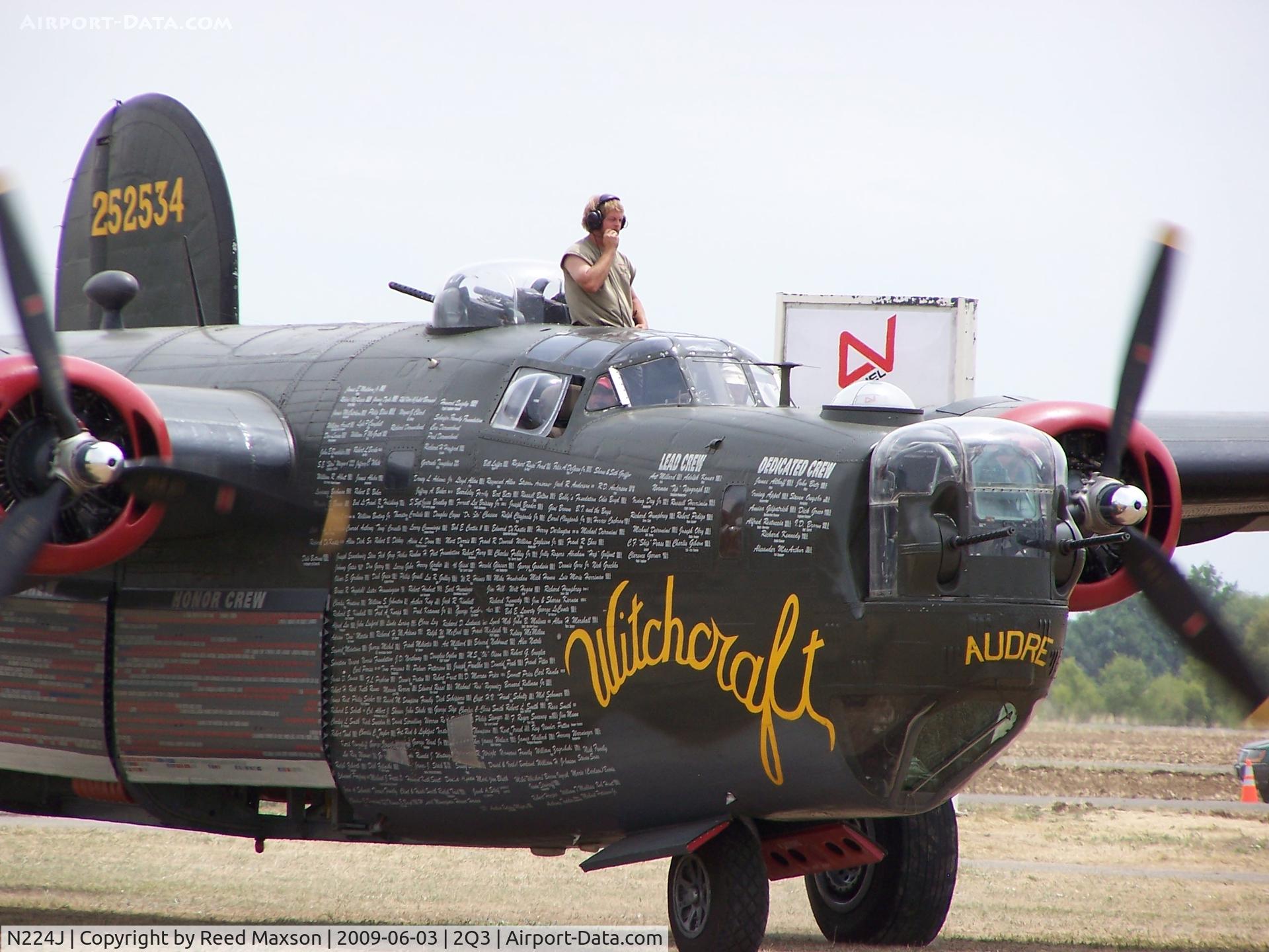 N224J, 1944 Consolidated B-24J-85-CF Liberator C/N 1347 (44-44052), Taxiing at Yolo County, CA