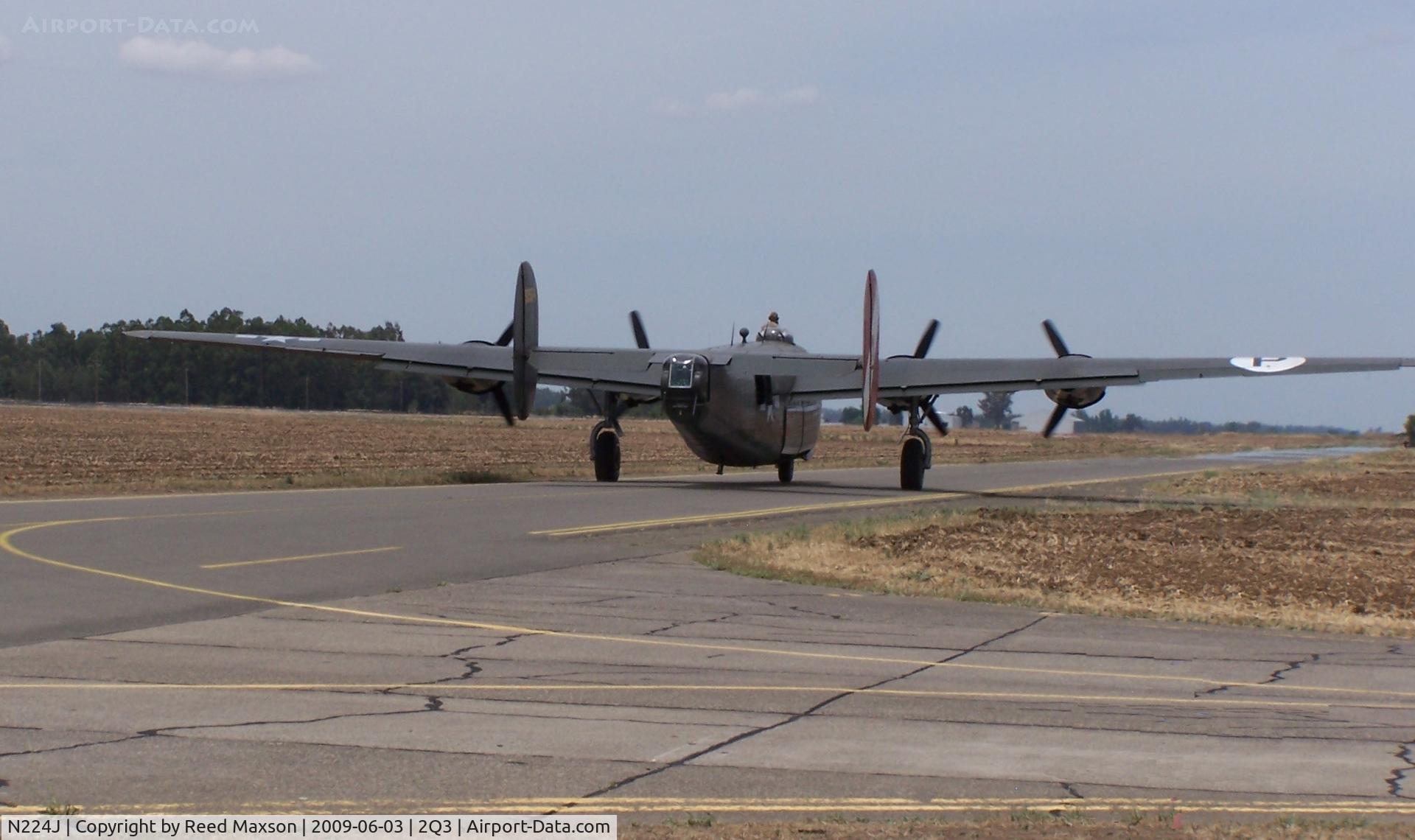 N224J, 1944 Consolidated B-24J-85-CF Liberator C/N 1347 (44-44052), Taxiing to 34