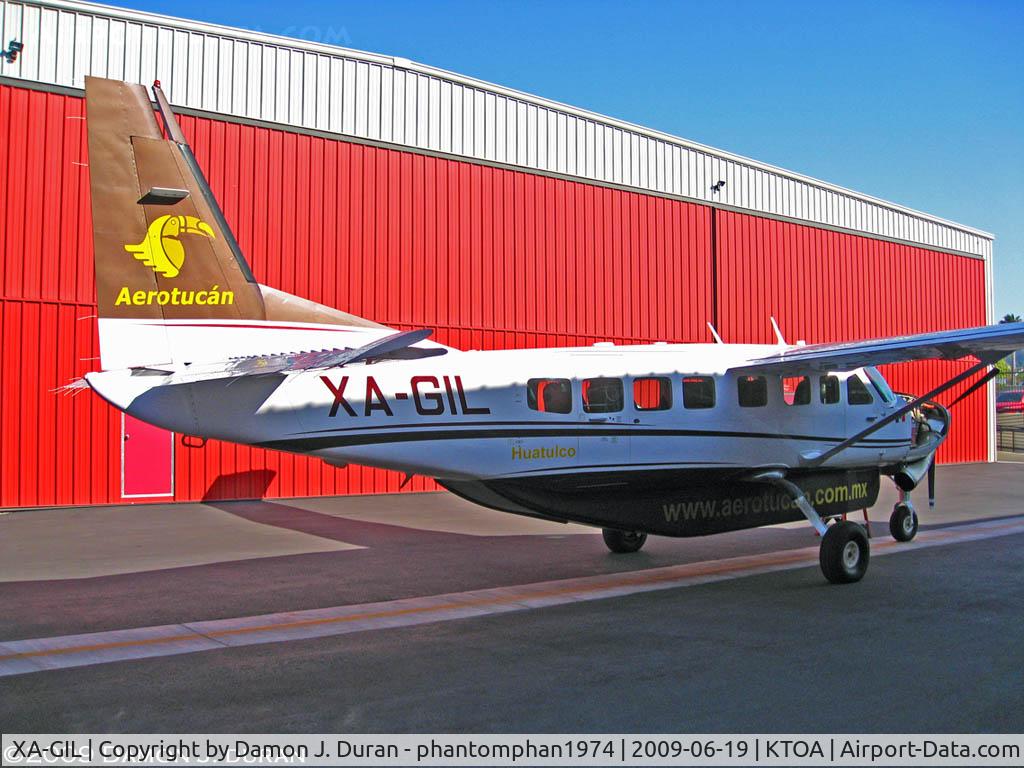 XA-GIL, Cessna 208B Grand Caravan C/N 208B-1088, At KTOA getting services