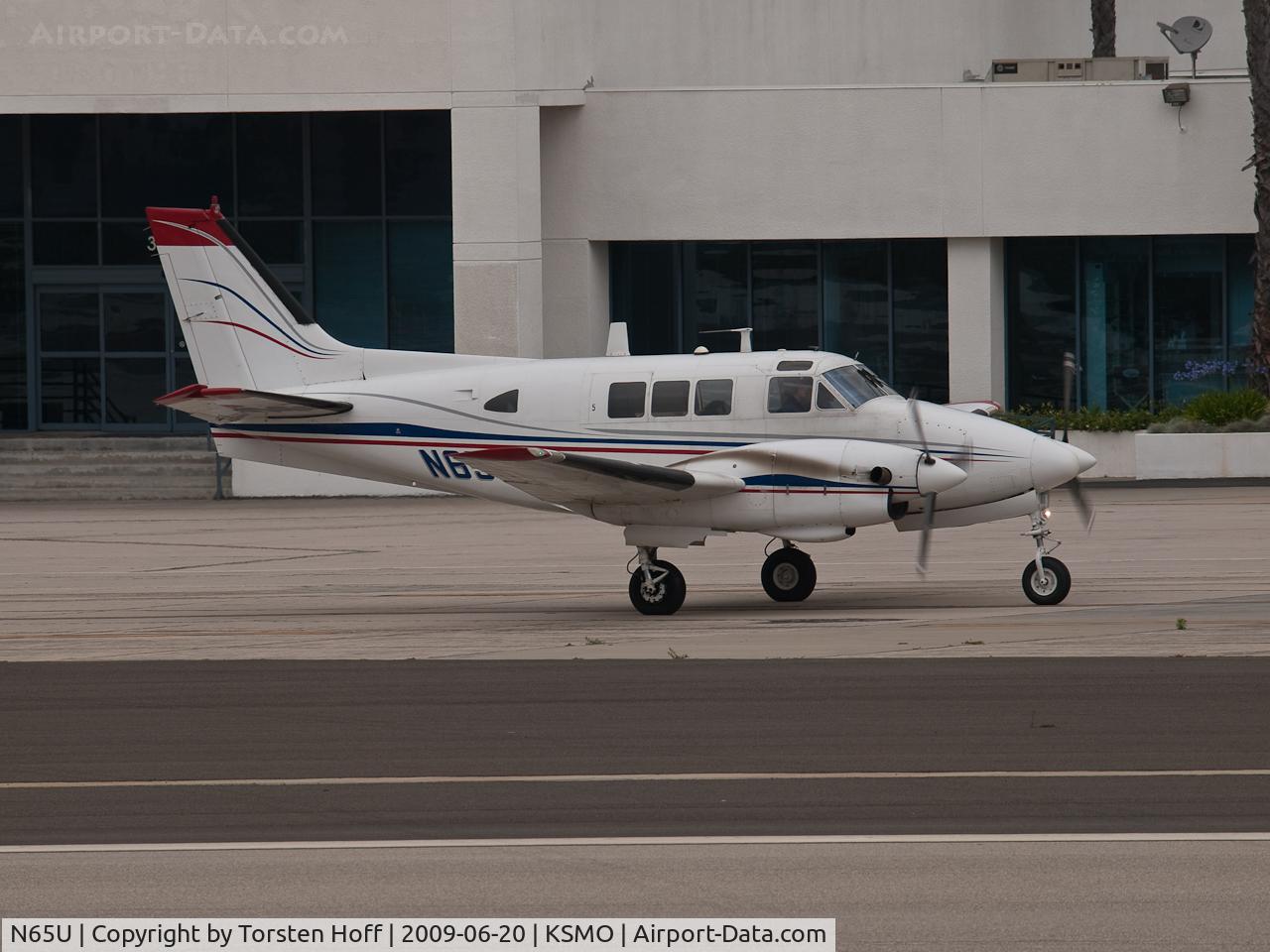 N65U, 1967 Beech 65-A90-1 C/N LM-87, N65U taxiing