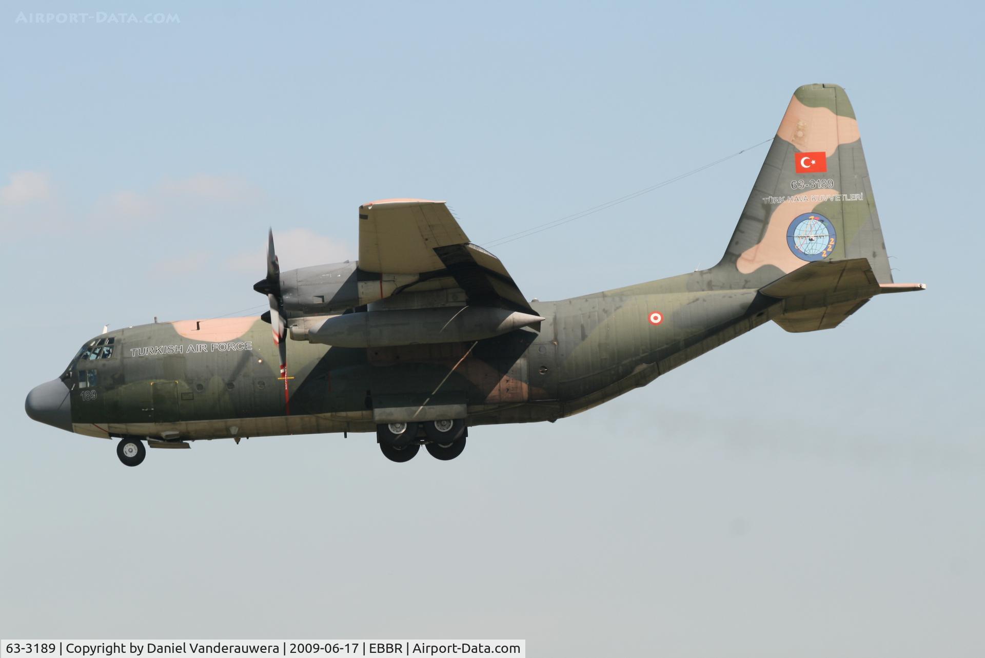 63-3189, Lockheed C-130E Hercules C/N 382-4016, descending to rwy 25L