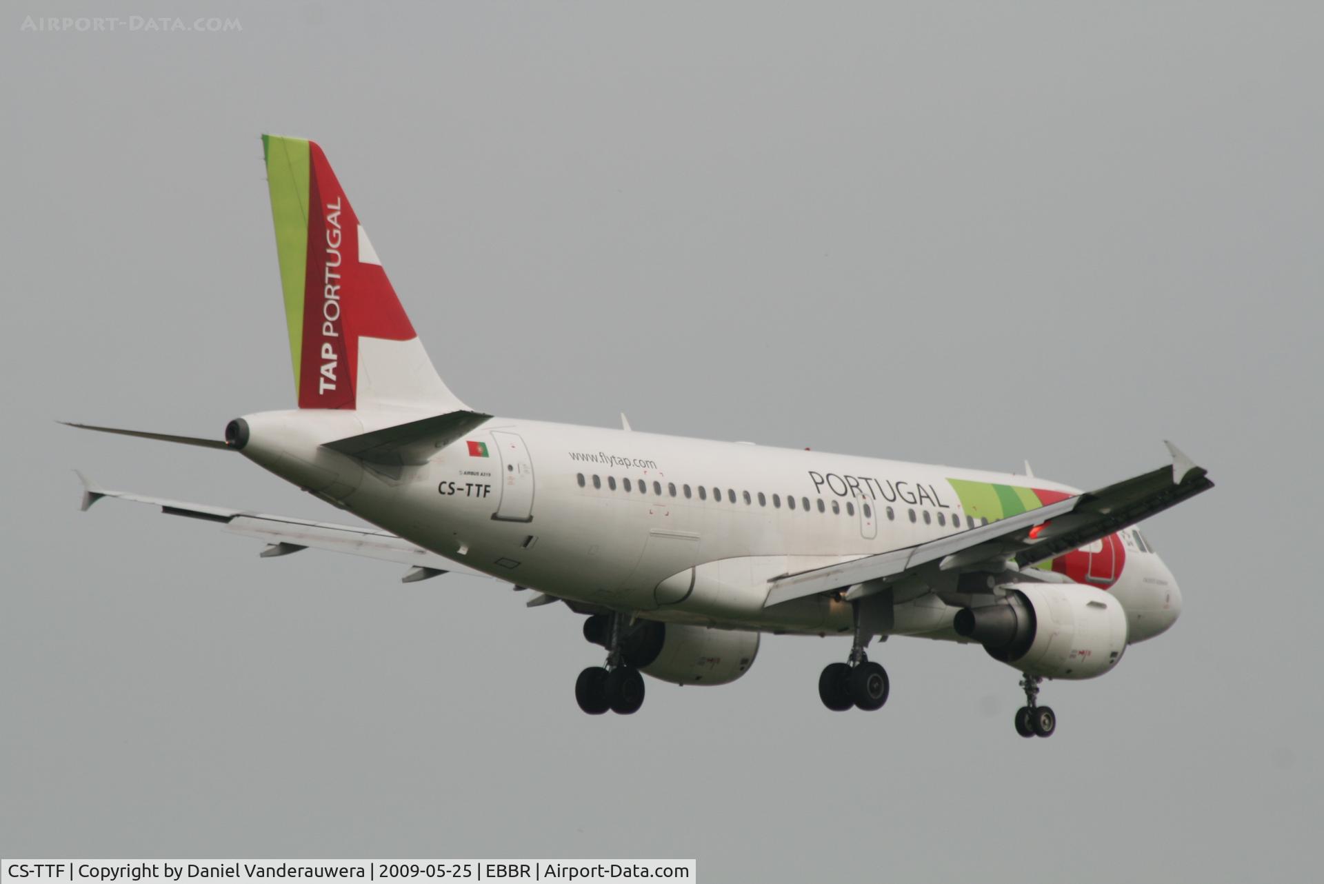 CS-TTF, 1998 Airbus A319-111 C/N 837, flight TP604 is descending to rwy 02