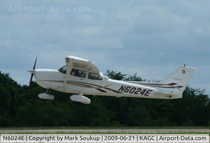 N6024E, 2006 Cessna 172S C/N 172S10200, N6024E Leaving KAGC