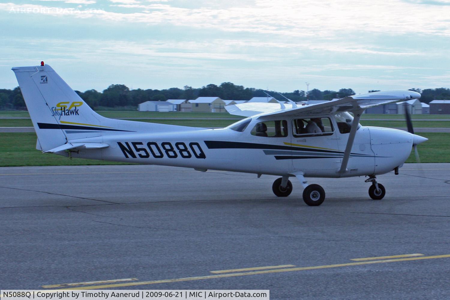 N5088Q, 2001 Cessna 172S C/N 172S8972, 2001 Cessna 172S, c/n: 172S8972, Crystal Airport Open House 2009, airplane rides duty