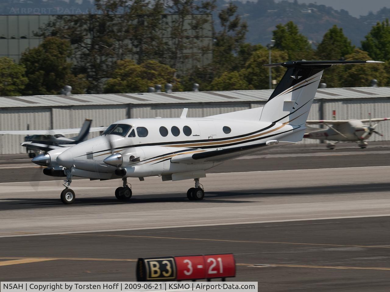 N5AH, 1980 Beech F90 King Air C/N LA-53, N5AH departing from RWY 21