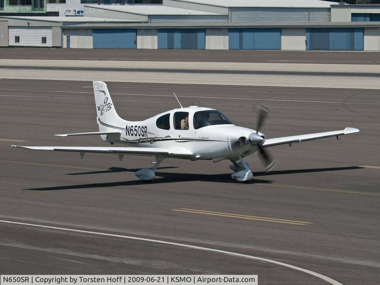 N650SR, 2006 Cirrus SR22 C/N 2221, N650SR taxiing
