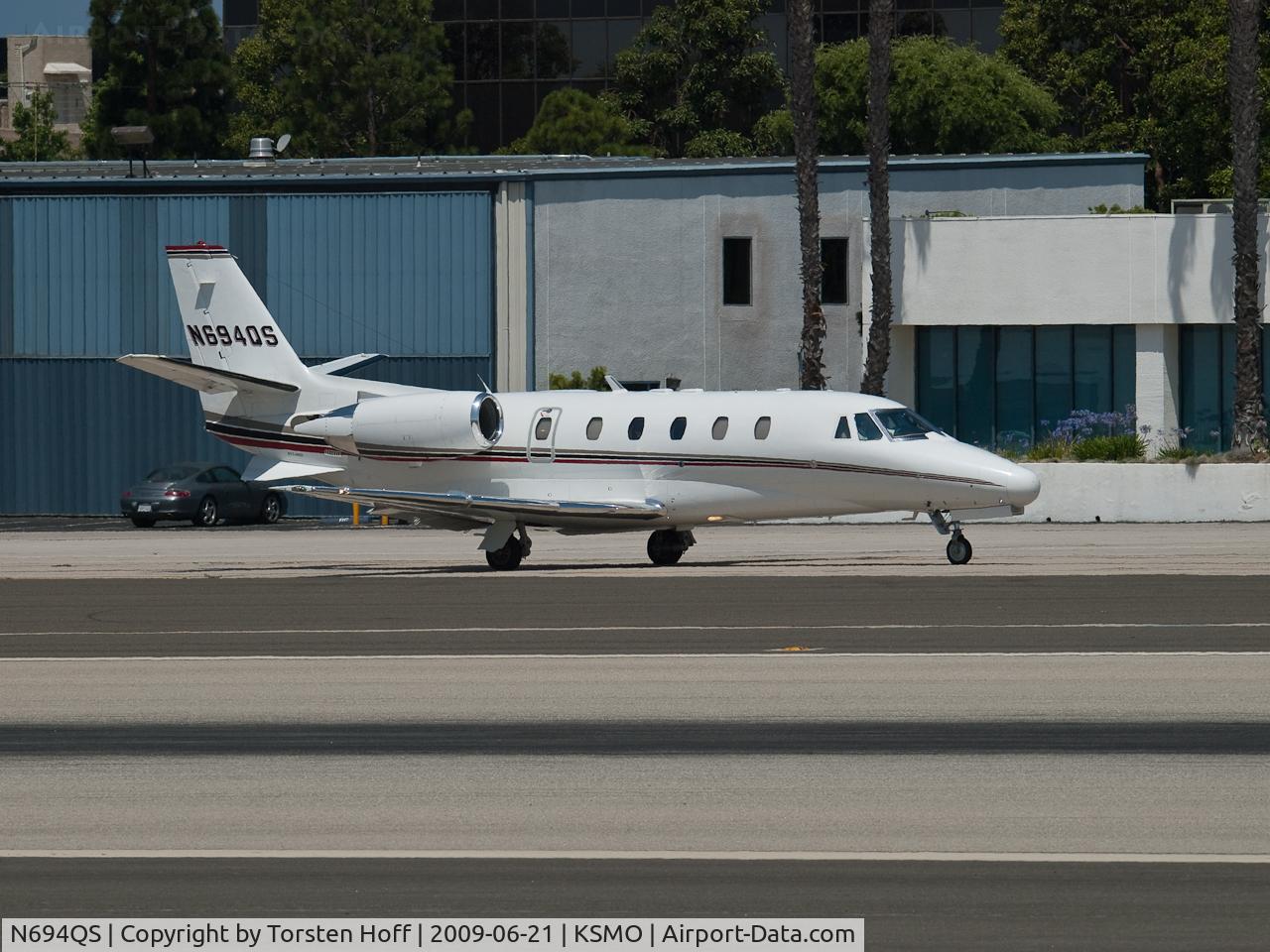 N694QS, 2001 Cessna 560XL C/N 560-5194, N694QS taxiing