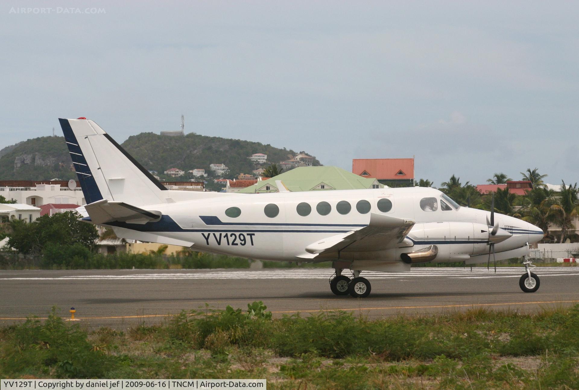 YV129T, 1981 Beech B100 King Air King Air C/N BE-114, taxing runway 10