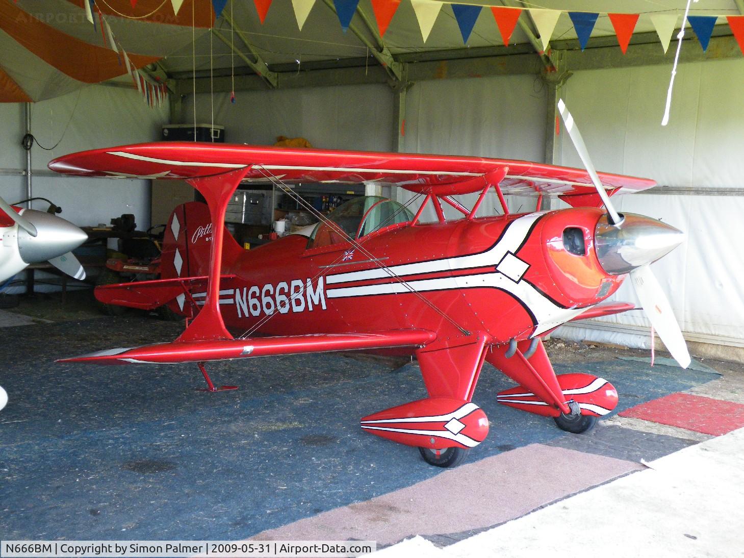 N666BM, 1991 Aviat Pitts S-1T Special C/N 1057, Pitts Special hangared at Enstone