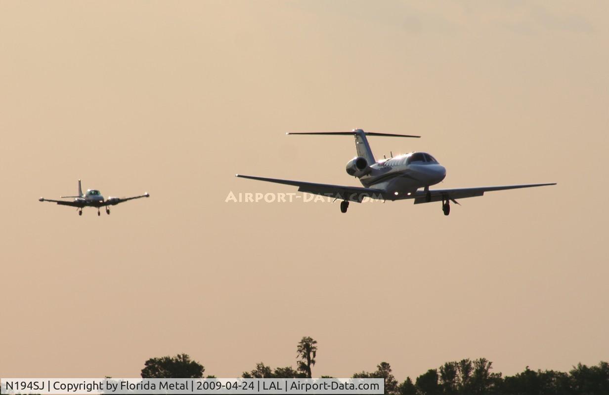 N194SJ, 2003 Cessna 525A CitationJet CJ2 C/N 525A0194, Cessna CJ2 landing with Temco D-16 on other runway