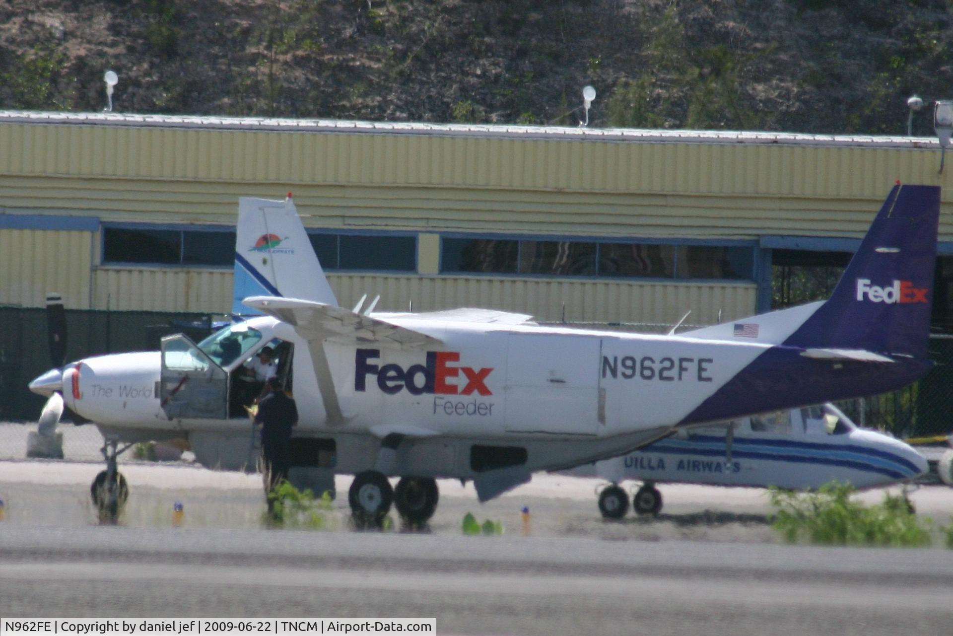 N962FE, 1988 Cessna 208B Grand Caravan C/N 208B0078, park at the cargo ramp