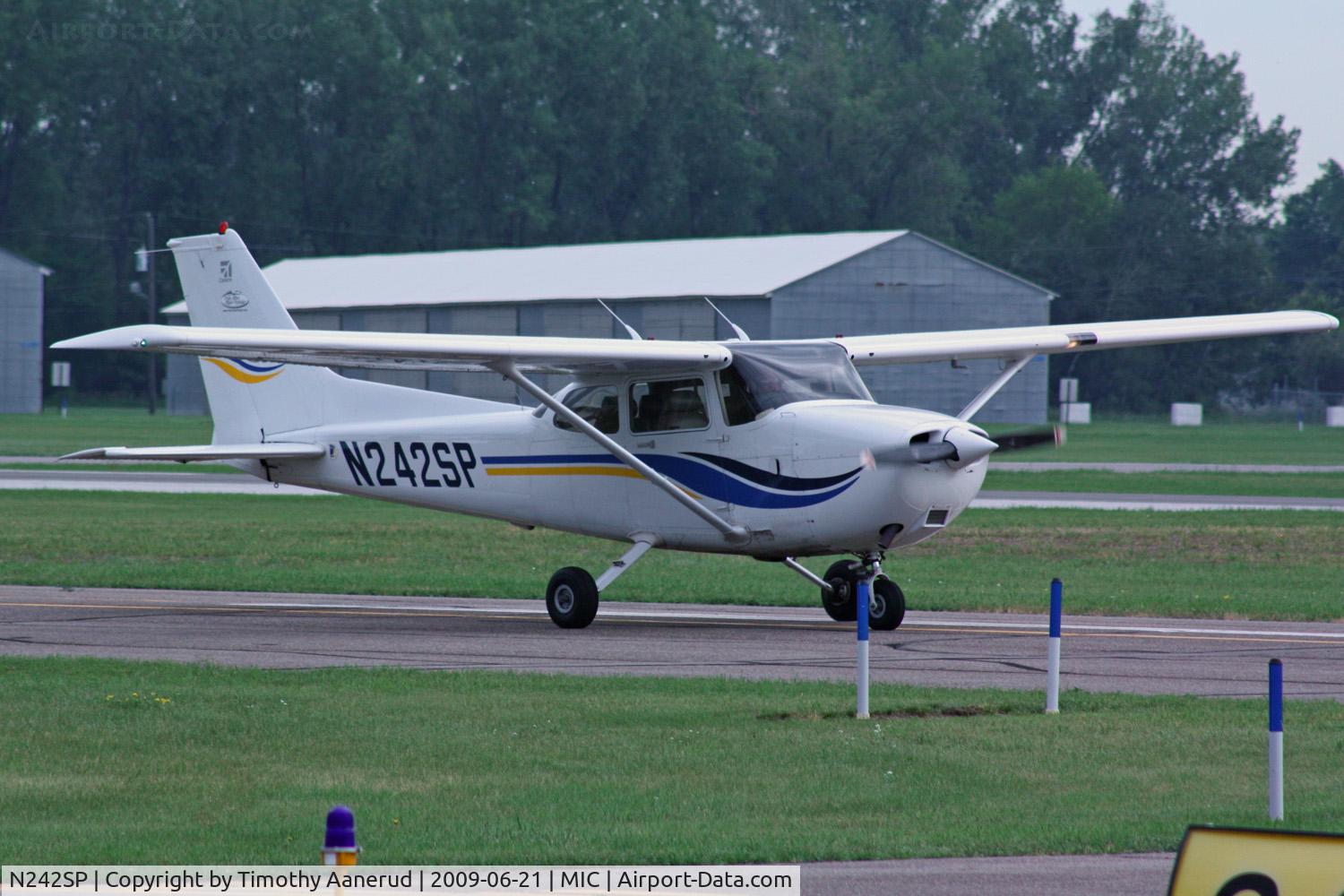 N242SP, 1999 Cessna 172S C/N 172S8226, 1999 Cessna 172S, c/n: 172S8226, Crystal Airport Open House 2009, airplane rides duty