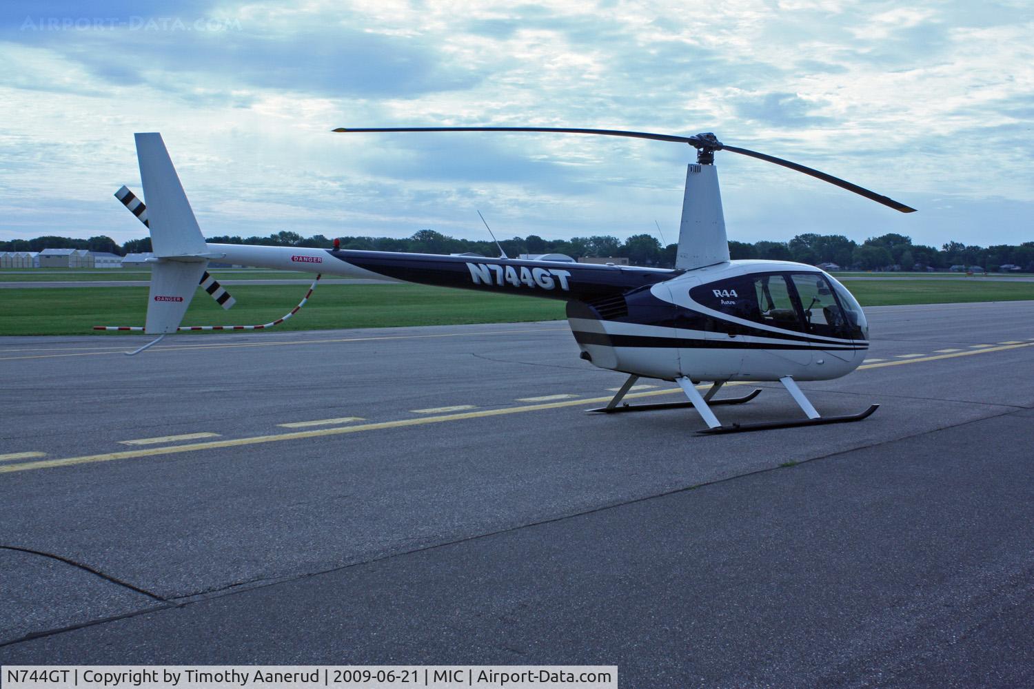 N744GT, 1999 Robinson R44 C/N 0624, 1999 Robinson Helicopter R44, c/n: 0624, Crystal Airport Open House 2009, helicopter rides duty