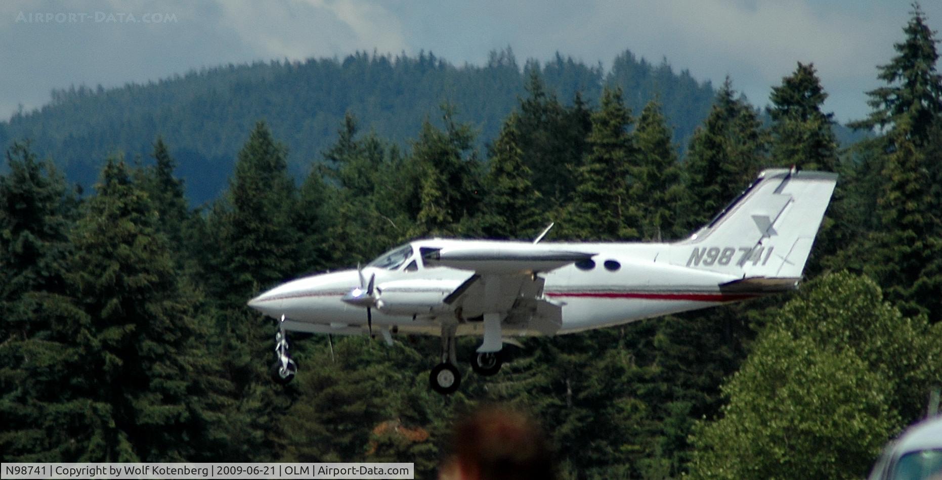 N98741, 1976 Cessna 414 Chancellor C/N 414-0829, on final