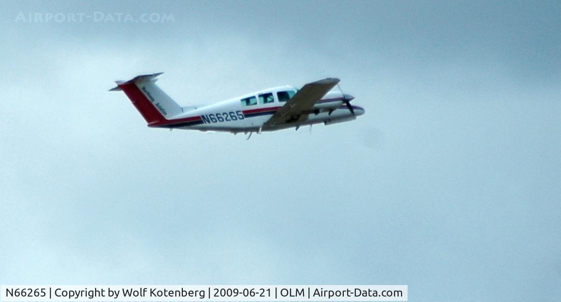 N66265, 1979 Beech 76 Duchess C/N ME-207, leaving the airport