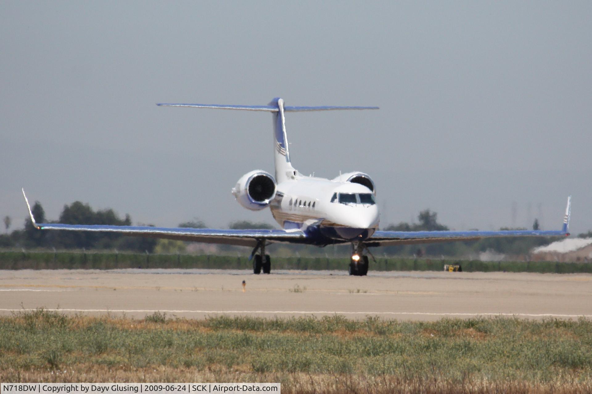 N718DW, 2001 Gulfstream Aerospace G-IV C/N 1442, Holding Short waiting for a Cessna 172 on final