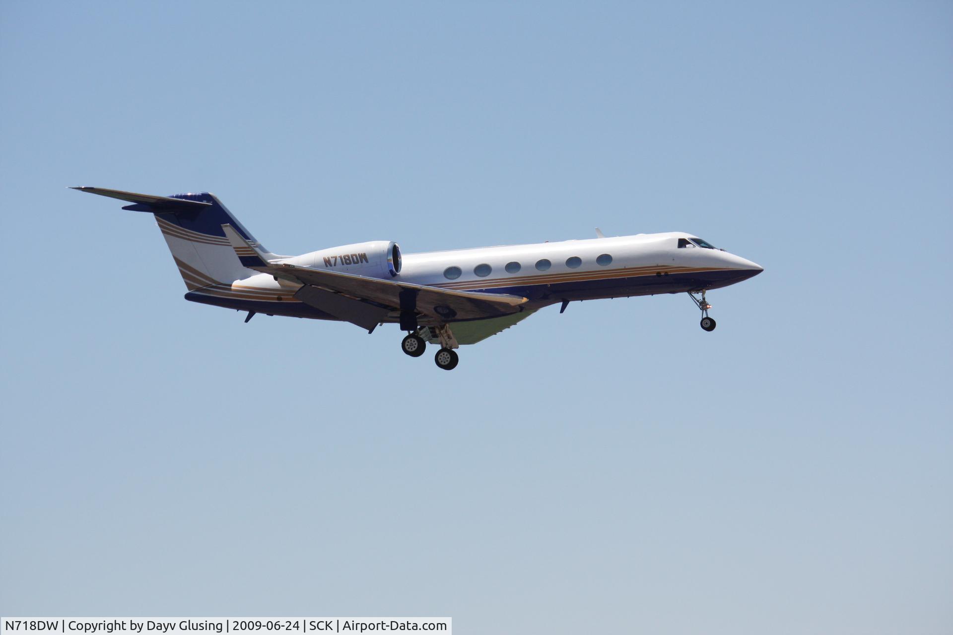 N718DW, 2001 Gulfstream Aerospace G-IV C/N 1442, On Final