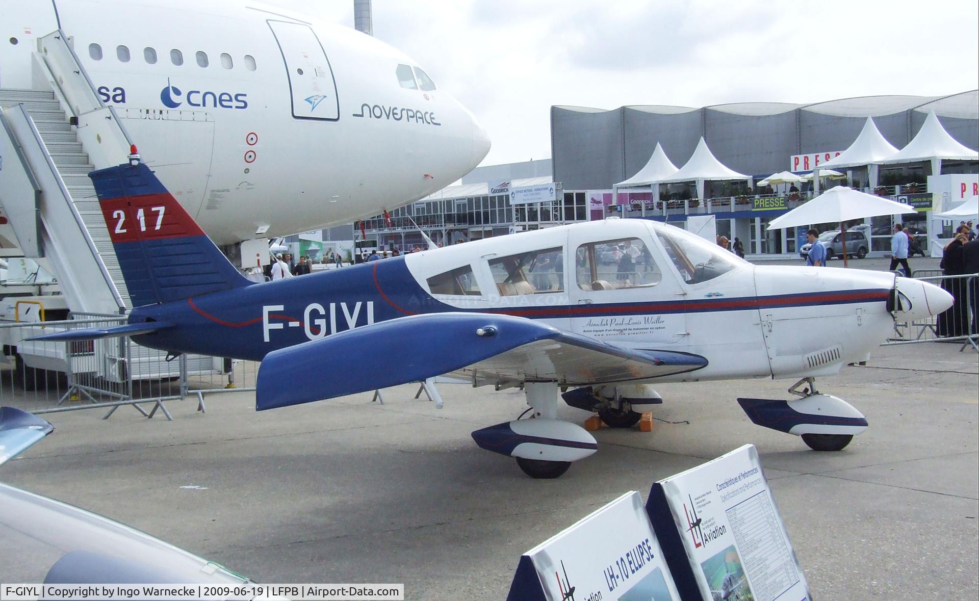 F-GIYL, Piper PA-28-180 Cherokee C/N 28-4540, Piper PA-28-180 Cherokee at the Aerosalon 2009, Paris