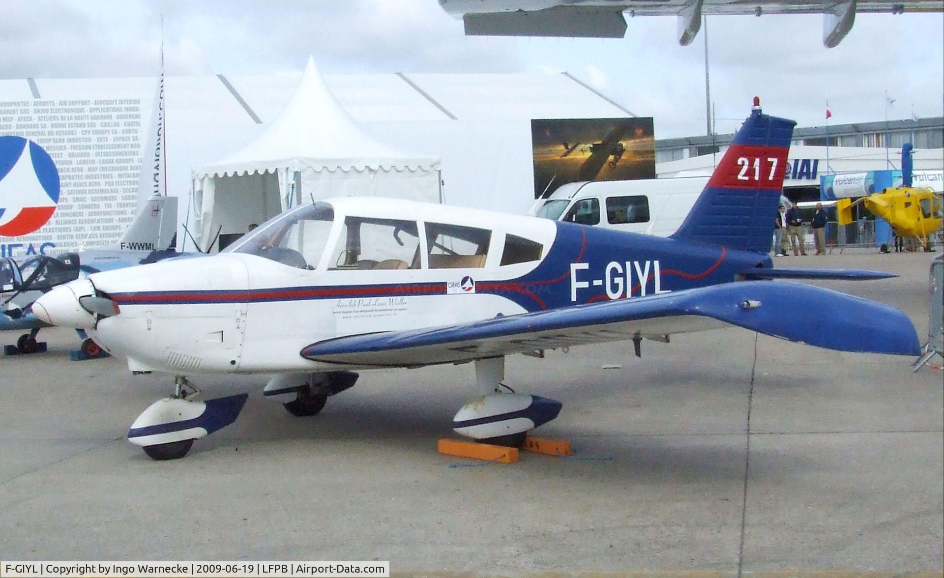 F-GIYL, Piper PA-28-180 Cherokee C/N 28-4540, Piper PA-28-180 Cherokee at the Aerosalon 2009, Paris