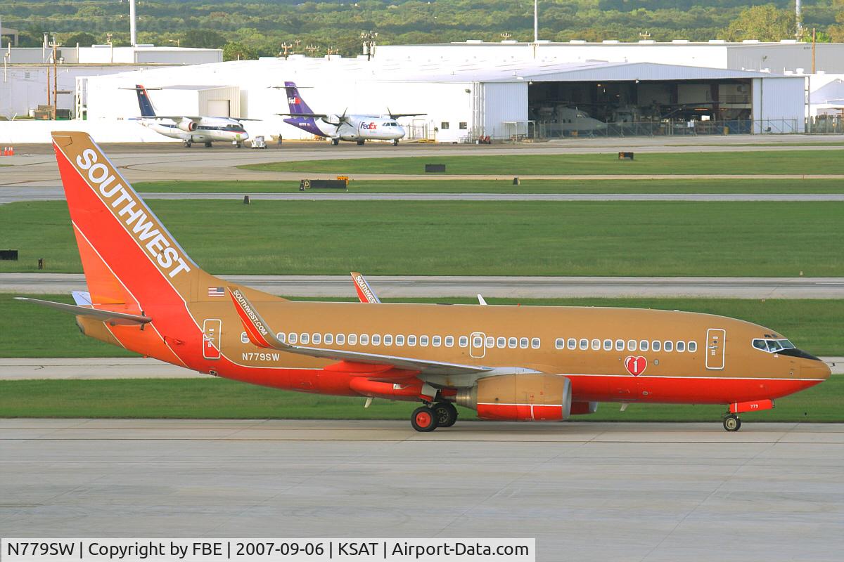 N779SW, 2000 Boeing 737-7H4 C/N 27884, taxiing to the stand at KSAT