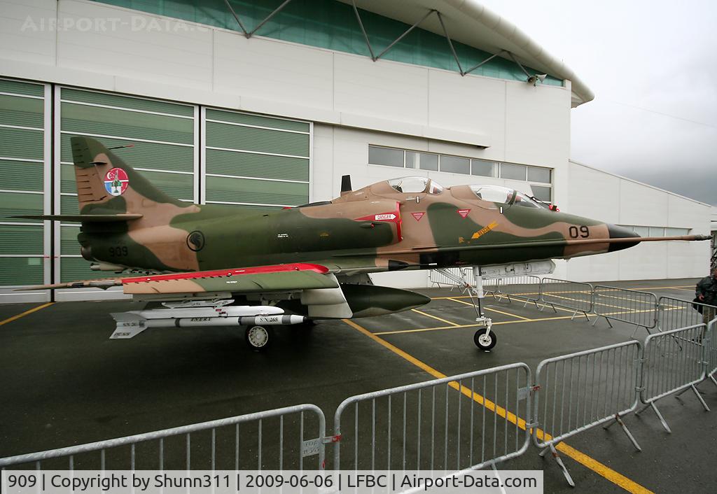 909, Douglas TA-4SU Skyhawk C/N 12267, Displayed during LFBC Airshow 2009