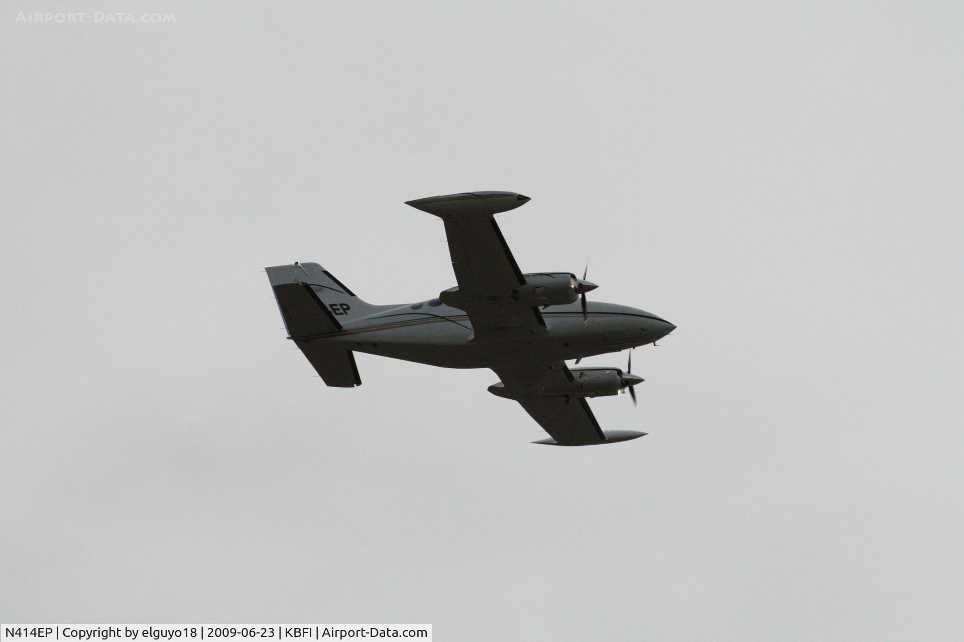 N414EP, 1977 Cessna 414 Chancellor Chancellor C/N 414-0939, TAKING OFF AT SEATTLE